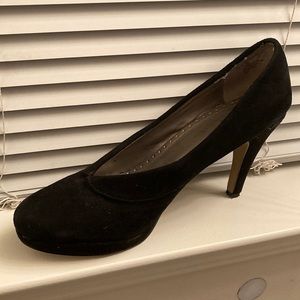 Black suede Adrienne Vittadini pumps